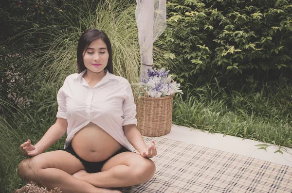 Konzept Der Schwangerschaft Schwangere Machen Sport Schwangere Sorgen Mit Yoga — Stockfoto