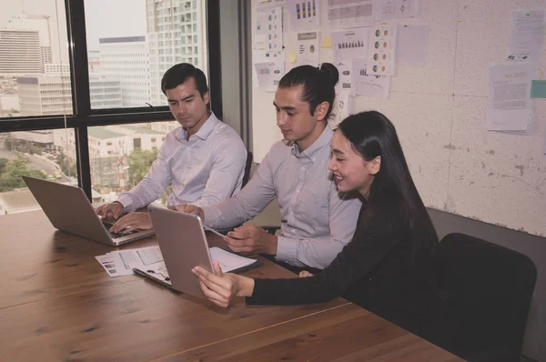 Conceptos Negocio Joven Hombre Negocios Trabajando Oficina Los Jóvenes Empresarios — Foto de Stock