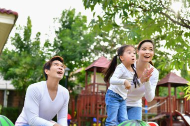 Aile kavramı. Aile Bahçesi mutlu aktiviteler yapıyor. Ebeveynlerin çocukları ile bahçede oynuyorlar.