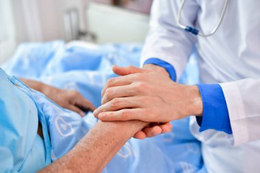 Bakım şifa kavramı. Doktor yaşlı kadın iyileşiyor. Doktor hastanede çalışıyor. Doktorlar teşvik ve yaşlı hastalarda tedavi.
