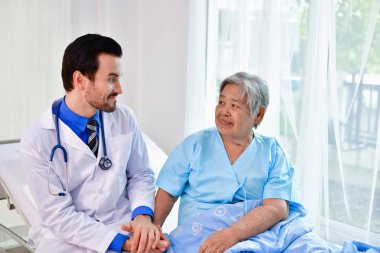 Bakım şifa kavramı. Doktor yaşlı kadın iyileşiyor. Doktor hastanede çalışıyor. Doktorlar teşvik ve yaşlı hastalarda tedavi.