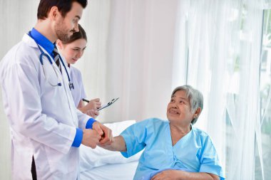 Bakım şifa kavramı. Doktor yaşlı kadın iyileşiyor. Doktor hastanede çalışıyor. Doktorlar teşvik ve yaşlı hastalarda tedavi.