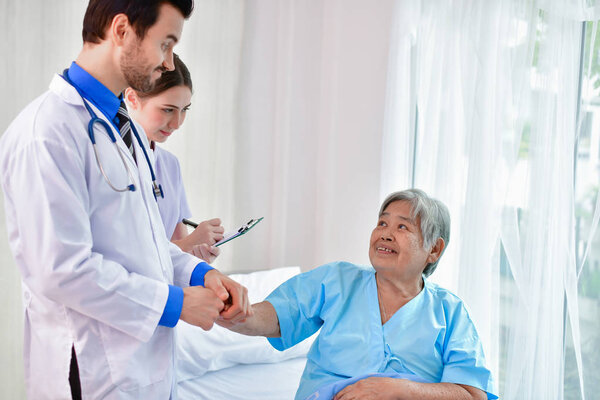 Концепция лечения. Доктор лечит старуху. Врач работает в больнице. Врачи поощряют и лечат пожилых пациентов
.