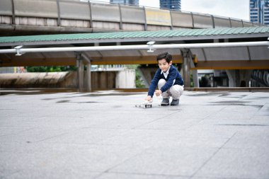 Çocuk kavramı oynamak. Çocuk oyuncakları ile oynarken. Çocuk oyuncak şehirde oynamak.