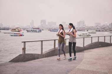 Spor kavram. Güzel kız sahilde koşu ile egzersiz olduğunu. Güzel kız egzersiz mutludur.