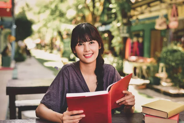 Hermosas Chicas Están Estudiando Fuera Del Aula — Foto de Stock