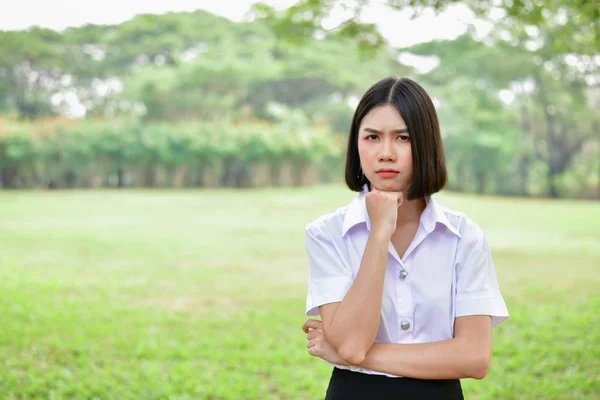 Conceptos Educativos Hermosa Chica Asiática Joven Está Pensando Seriamente Hermosos — Foto de Stock