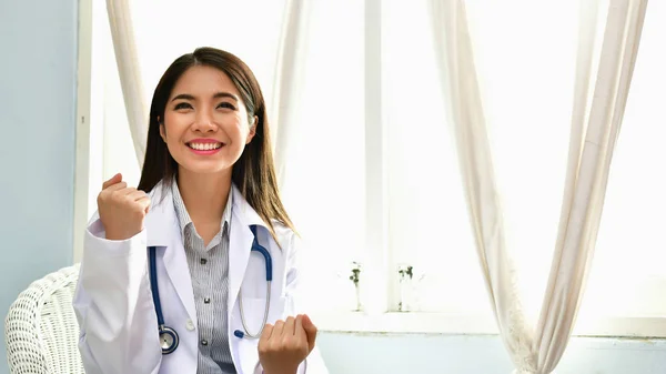Médico Sonriente Posando Oficina Ella Está Usando Estetoscopio Personal Médico — Foto de Stock