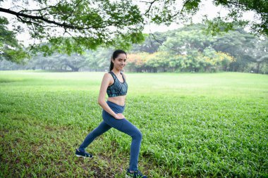 Egzersiz kavramı. Güzel kız kasları germe. Güzel kızlar çalıştırmadan önce ısınma.
