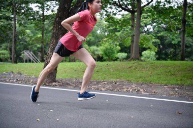 Egzersiz kavramı. Atletik kız parkta içinde egzersiz. Güzel kız sabah koşu.
