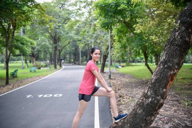 Egzersiz kavramı. Güzel kız kasları germe. Güzel kızlar çalıştırmadan önce ısınma.