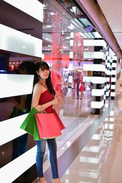 Concepto Compras Las Chicas Asiáticas Están Compras Centro Comercial Las —  Fotos de Stock