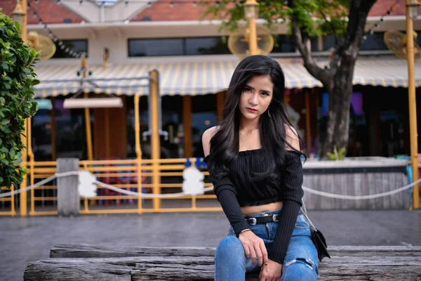 Konsep Bisnis Seorang Pengusaha Melihat Lihat Liburannya Gadis Gadis Asia — Stok Foto