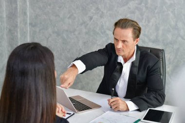 İş kavramları. İş adamları ofisinde çalışıyor. Bunlar konuşma ve iletişim. İş adamları ciddi ofiste çalışması.