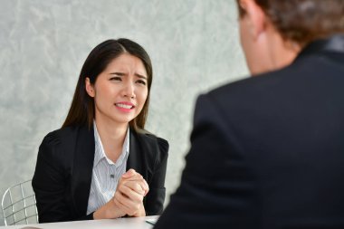 İş kavramları. İş adamları ofisinde çalışıyor. Bunlar konuşma ve iletişim. İş adamları ciddi ofiste çalışması.