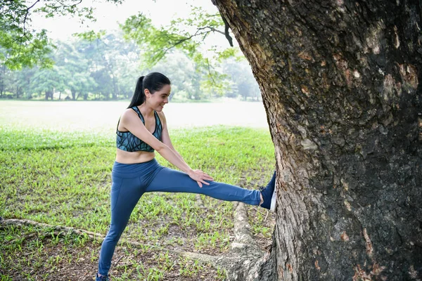 Bewegungskonzept Schöne Mädchen Dehnt Ihre Muskeln Schöne Mädchen Wärmen Sich — Stockfoto