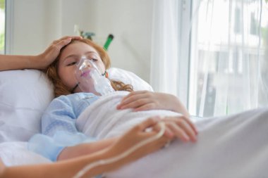 Sağlık kavramları. Küçük çocuk çok hasta. Küçük çocuk hastanede stresli.