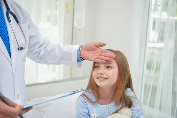 Concetti Salute Medico Sta Esaminando Salute Del Bambino Bambini Sono — Foto Stock