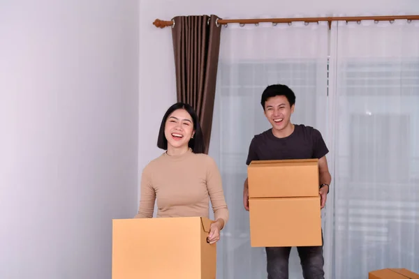 Conceito Mudança Casa Jovem Asiático Está Carregando Seus Pertences Jovens — Fotografia de Stock