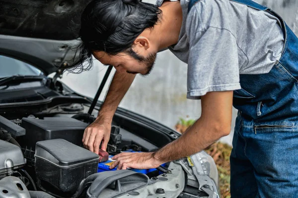 Concepto Reparación Coches Los Asiáticos Están Reparando Coches Carretera Asiático — Foto de Stock