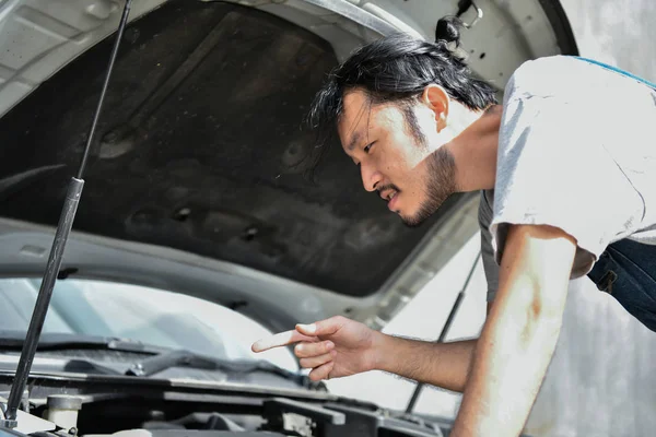 Concepto Reparación Coches Los Asiáticos Están Reparando Coches Carretera Asiático — Foto de Stock