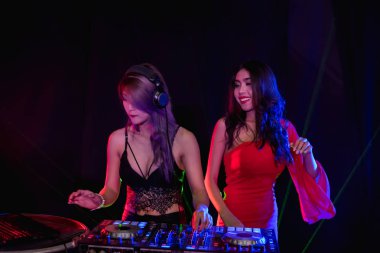 Müzik kavramları. DJ denetleyicisi ve Mikser ile ritim müziktir. DJ şarkı partide oynuyor. Genç müzik denetleyicisiyle ayarlamaktasınızdır. Eğlenceli müzik ve ışık renkleri.