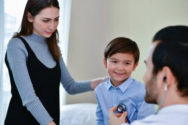 Sağlık kavramları. Doktor hastanın sağlık inceliyor. Çocuk hastaneye mutluyuz.