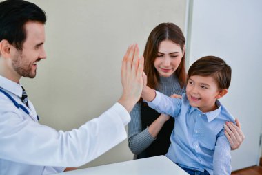 Sağlık kavramları. Doktor hastanın sağlık inceliyor. Çocuk hastaneye mutluyuz.