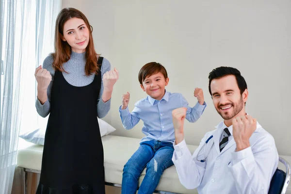 Gezondheid Concepten Arts Onderzoekt Gezondheid Van Patiënt Kinderen Zijn Graag — Stockfoto