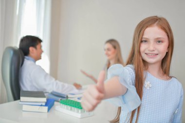 Sağlık kavramları. Doktor çocuğun sağlığını inceliyor. Anne çocuğu hastaneye doktora al.
