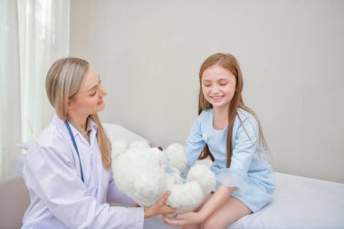Sağlık kavramları. Doktor çocuğun sağlığını inceliyor. Çocuk hastanede mutluyuz.