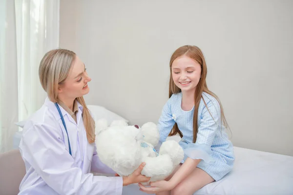 Concetti Salute Medico Sta Esaminando Salute Del Bambino Bambini Sono — Foto Stock