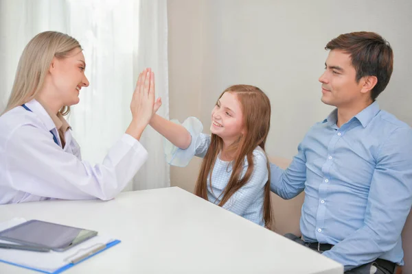 개념입니다 의사는 자녀의 건강을 하고있다 부모는 자녀는 병원에서 의사를 데리고 — 스톡 사진