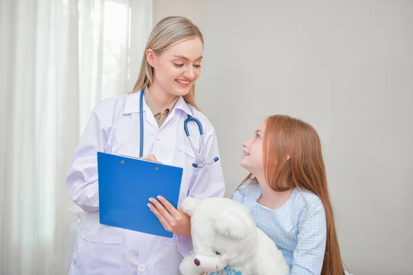 Concetti Salute Medico Sta Esaminando Salute Del Bambino Bambini Sono — Foto Stock