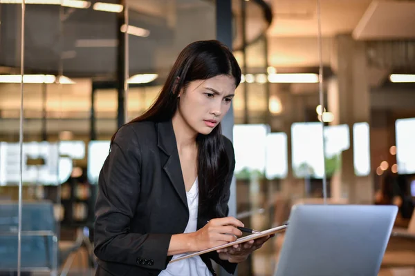 Concepto Negocio Joven Empresaria Está Trabajando Duro — Foto de Stock