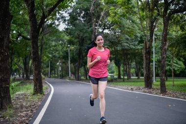 Egzersiz kavramı. Atletik kız parkta içinde egzersiz. Güzel kız sabah koşu.