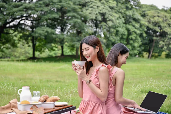 Concepto Picnic Hermosa Chica Comiendo Fuera Vacaciones Jóvenes Empresarios Quieren — Foto de Stock