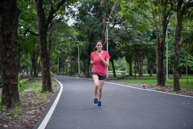 Egzersiz kavramı. Atletik kız parkta içinde egzersiz. Güzel kız sabah koşu.