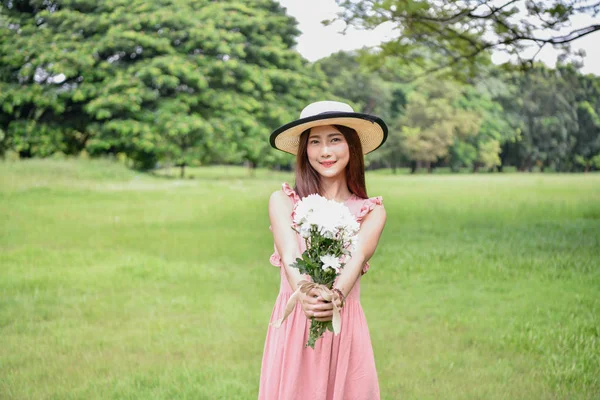 假日概念 美丽的女孩正在得到鲜花 美丽的女孩享受风景和自然 — 图库照片