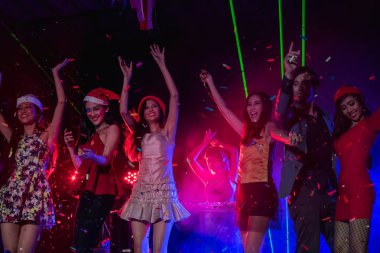 Gençler gece partide kutluyoruz.