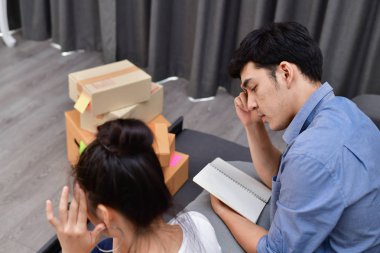 KOBİ iş kavramı. Asya gençler onların paketleri yüklüyorsunuz. Teslim iş küçük ve orta işletme (KOBİ). Genç sahibi vurguladı teslim ve iş Online için Başlat.