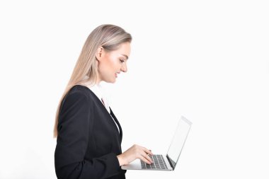 İş kavramı. Genç iş kadını bir defter oynuyor. Güzel genç işkadını beyaz bir arka plan üzerinde olduğunu.