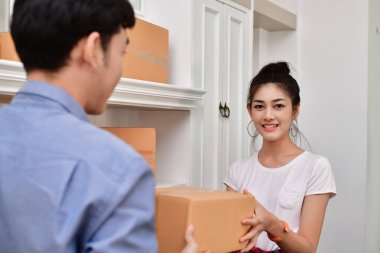 KOBİ iş kavramı. Asya gençler onların paketleri yüklüyorsunuz. Teslim iş küçük ve orta işletme (KOBİ). Genç adam evde çalışıyor. Sahibi genç başlatmak için iş Online.