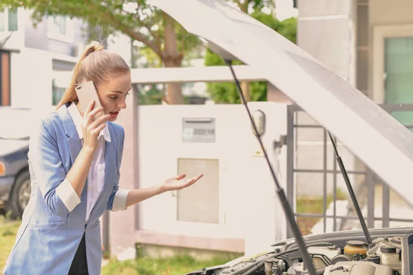 Conducir Conceptos Estrés Los Empresarios Llaman Por Seguro Businesswomen Estresan — Foto de Stock