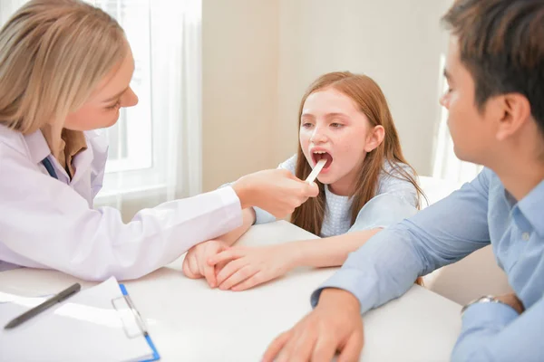 Εννοιών Της Υγείας Γιατρός Εξετάζει Την Υγεία Του Παιδιού Γονείς — Φωτογραφία Αρχείου