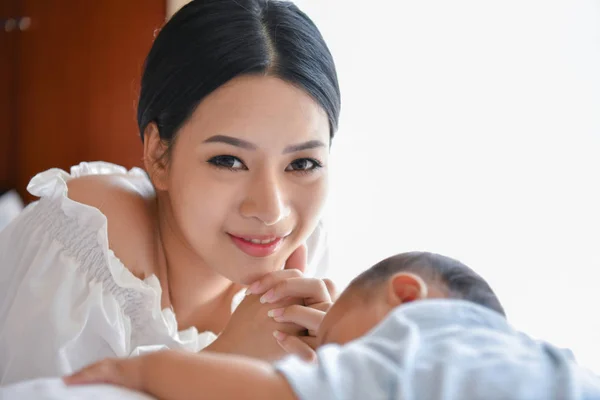 Concepto Para Recién Nacidos Madre Hijo Una Cama Blanca Mamá — Foto de Stock