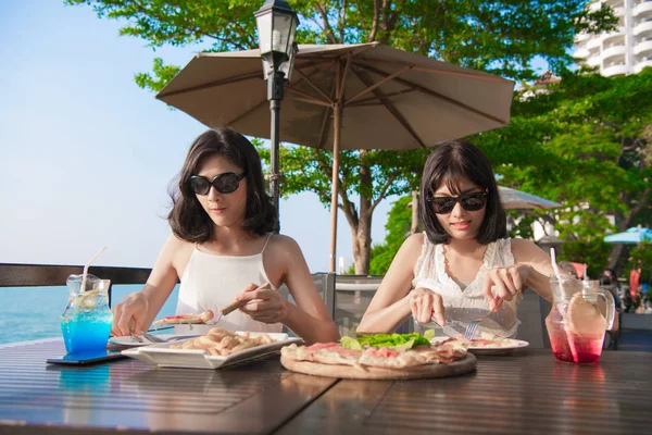 Freizeitkonzept Schöne Mädchen Isst Restaurant Meer Schönes Mädchen Genießt Das — Stockfoto