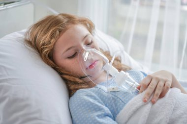 Sağlık kavramları. Küçük çocuk çok hasta. Küçük çocuk hastanede stresli.