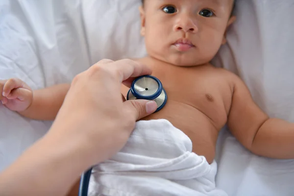 Concetto Bambino Malato Dottore Sta Esaminando Malattia Del Bambino Bambini — Foto Stock