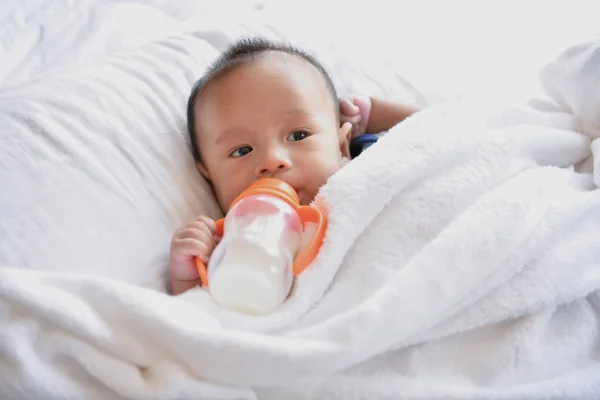 Concepto Para Recién Nacidos Mamá Está Amamantando Dormitorio —  Fotos de Stock